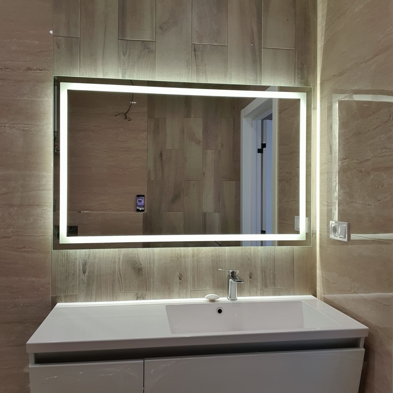 Прямокутне дзеркало з LED-підсвіткою над раковиною у ванній кімнаті